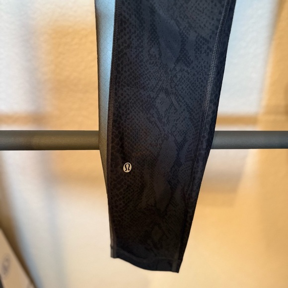 Lululemon Light Speed Tight Full-On Luxtreme Size 10 Black Snake Reflective - Picture 7 of 12